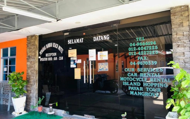 Penarak Bamboo Beach Motel