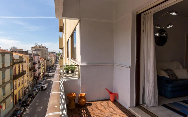 Metro Lapa House with sunny balcony and A/C
