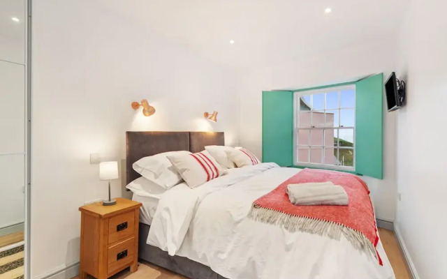 Windermere House - Sea Views Close to Harbour