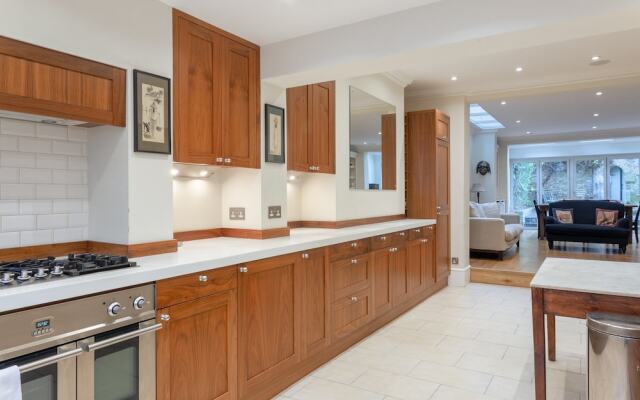 4 Bedroom Family House in Shepherd's Bush