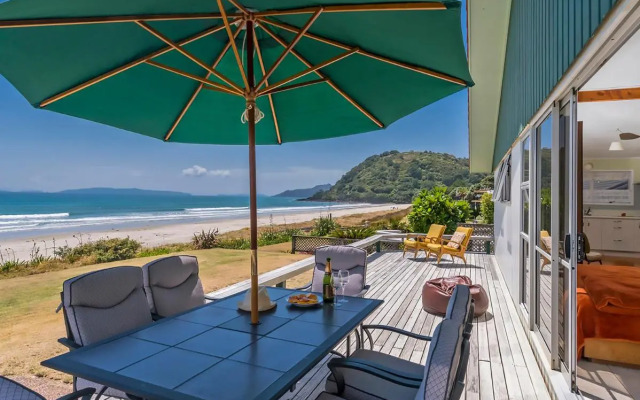 Beachfront Hideaway - Matarangi Holiday Home