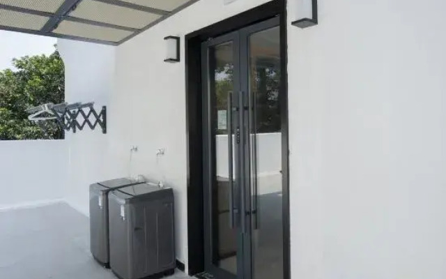 Lotus Pond Retreat Designer Hotel (People's Square Taoyangli)