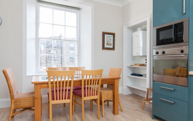 Traditional 3 Bedroom Apartment in Central Edinburgh