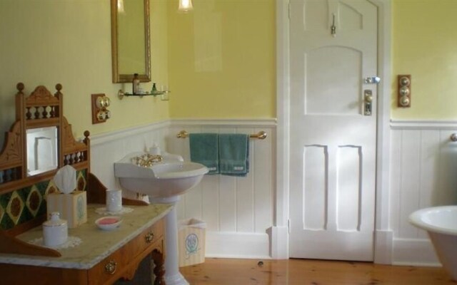 Water Bay Villa Bed and Breakfast