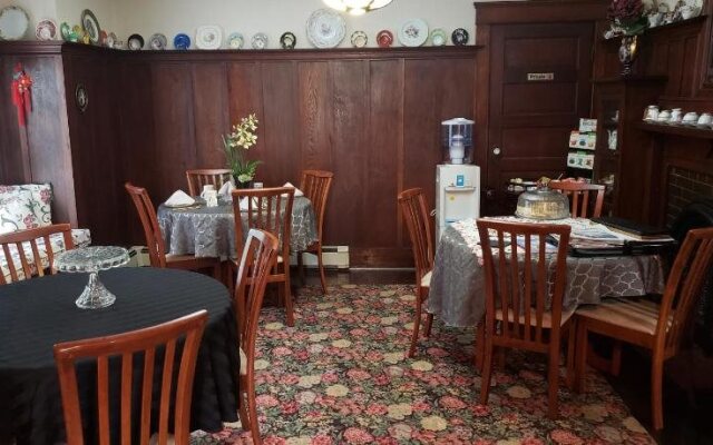 Colonial Charm Inn