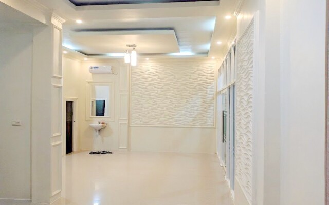 RedDoorz @ Karema Area Mamuju