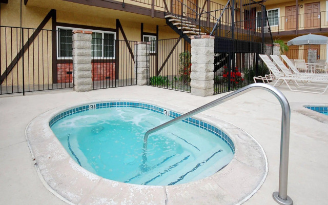 Studio 6 Corona, CA - West