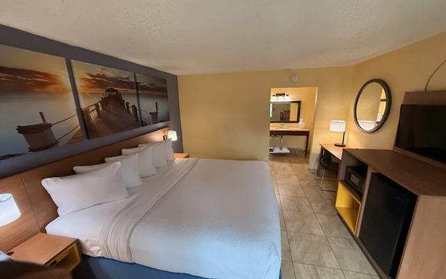 Days Inn by Wyndham St. Petersburg / Tampa Bay Area