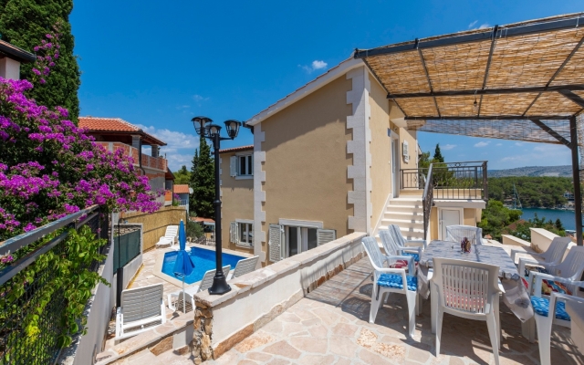 Apartment Dalis - open swimming pool: A2 prizemlje Cove Osibova (Milna), Island Brac