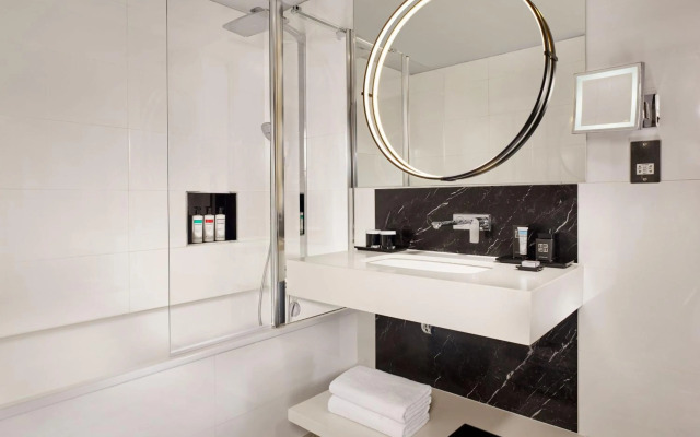 Montcalm East, Autograph Collection