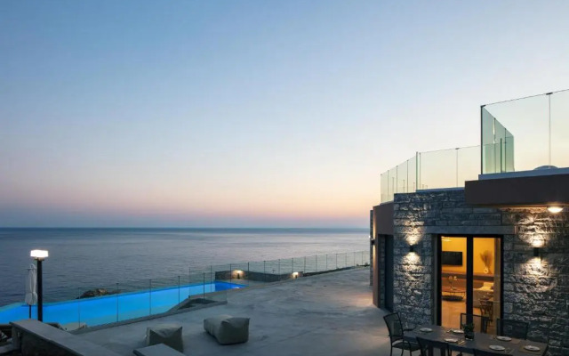 Seafront luxury villa with infinity pool & devine views!