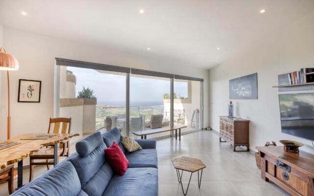 Apartment with pool-Hosted by Sweetstay