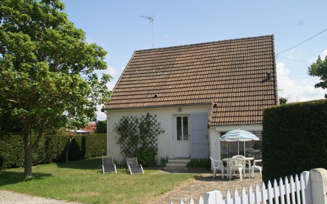 Cozy Holiday Home in Saint-Germain-sur-Ay with garden