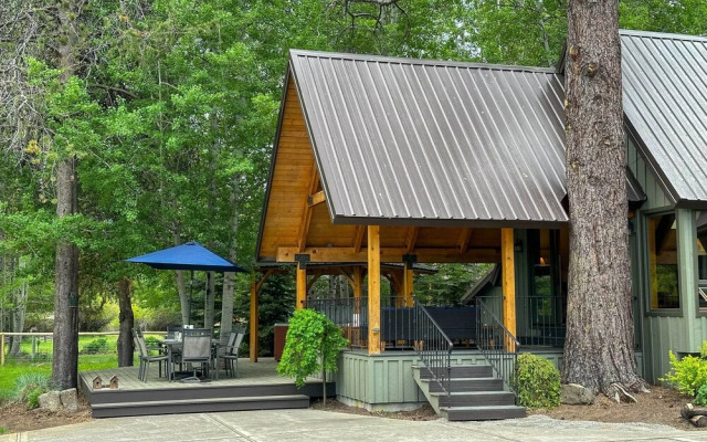 Waterfront Home w/ Hot Tub & Fire Pit in Sunriver!