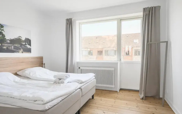Fantastic 2-bed w Balcony in Charlottenlund