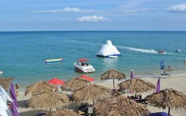 Trash and Glam Beach Lounge