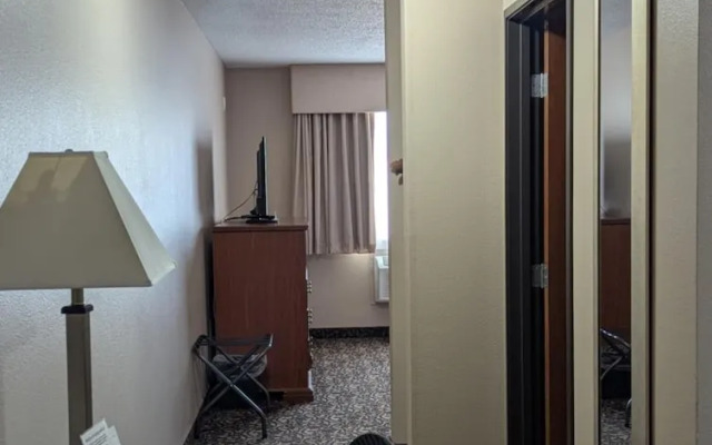 Canby Inn And Suites