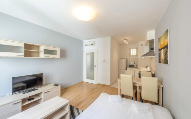 Corvin Plaza Apartments and Suites