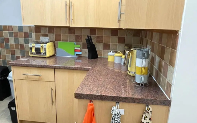 Impeccable 4-bed Home Away From Home in Swindon