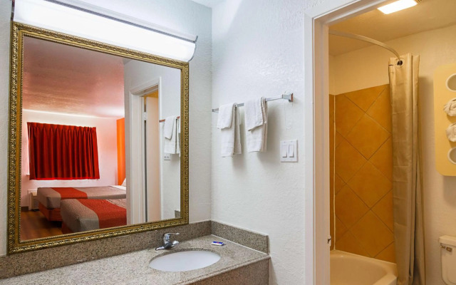 Motel 6 Red Oak, TX - Dallas