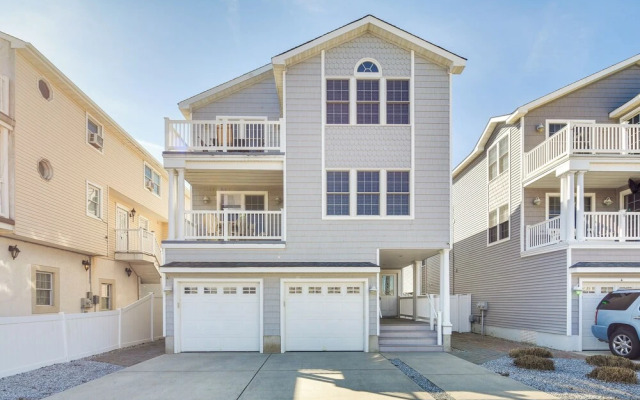 Walk to Beach: Wildwood Apt w/ Balcony!
