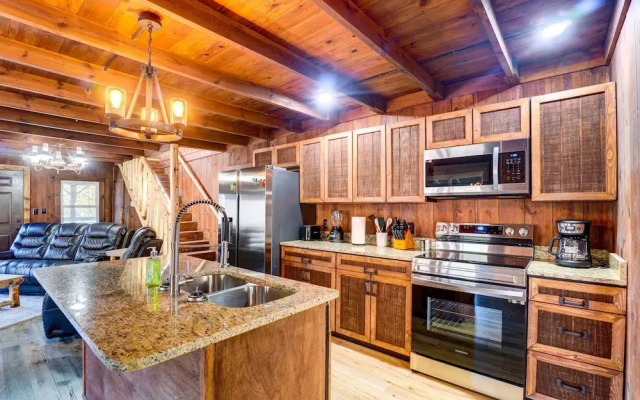 Gatlinburg Cabin: Hot Tub & River Views