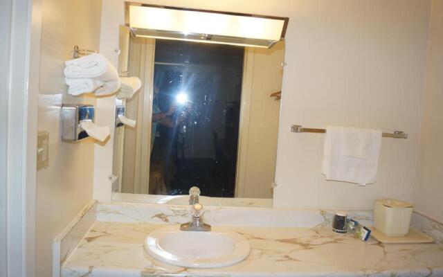 Country Squire Inn & Suites