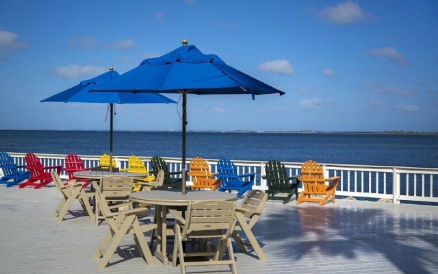 Seaside Luxury Oasis with balcony