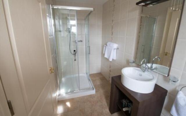 Connemara Lake Hotel