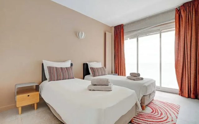 Exceptional 3bdr/6p apt - View of the Eiffel Tower