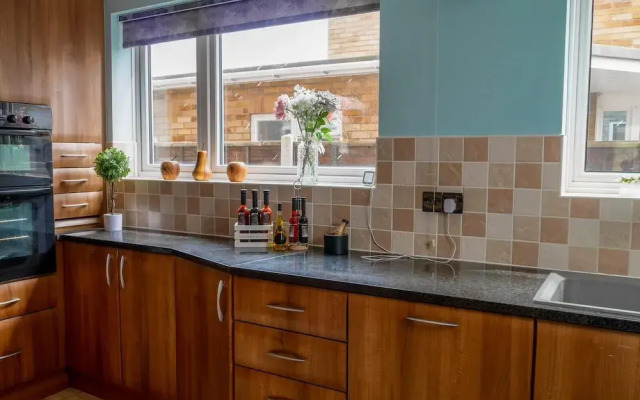 Stylish 4 Bed Apartment- Private Garden & Sleeps 8
