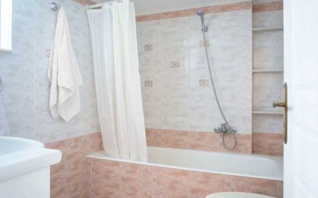 Aphrodite 6th flr apt 5' from metro