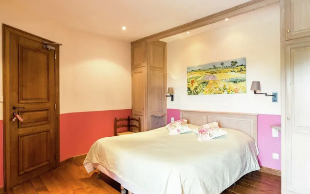 Vintage Holiday Home With Swimming Pool In Saint-Hubert