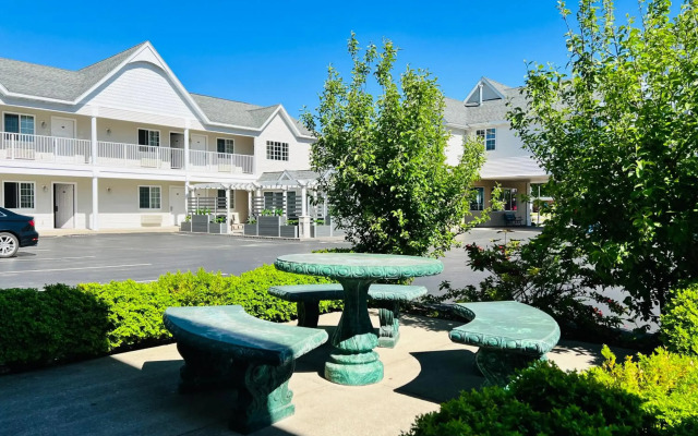 Court Plaza Inn & Suites