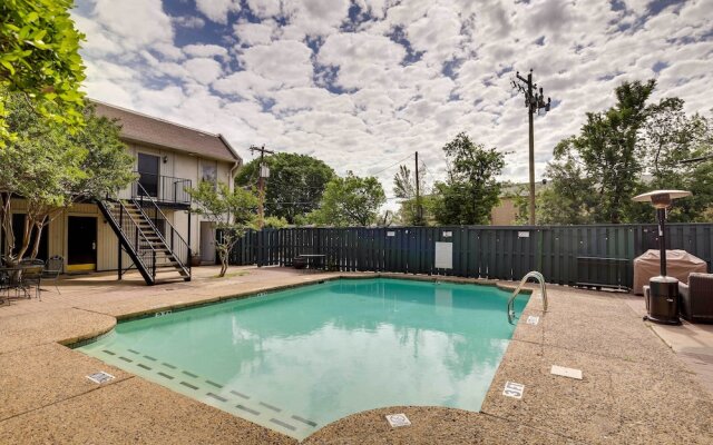Stylish Condo w/ Pool in Knox Henderson!