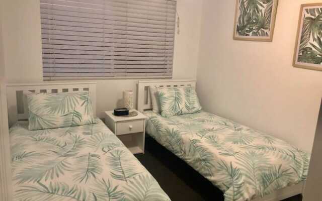 Newly Renovated Unit 250m To The Beach