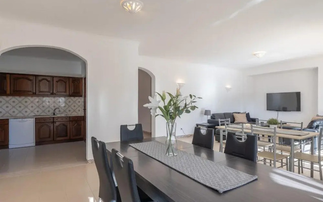 Villa Baltin With 4 Bedrooms and 3 Bathrooms