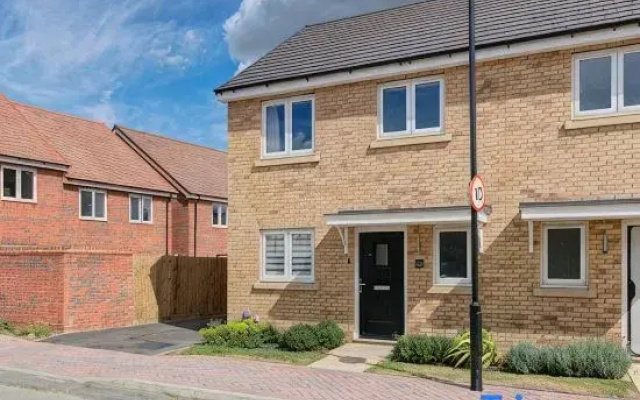 Sleeps 5 3 Bedroom House in Bourne with Parking