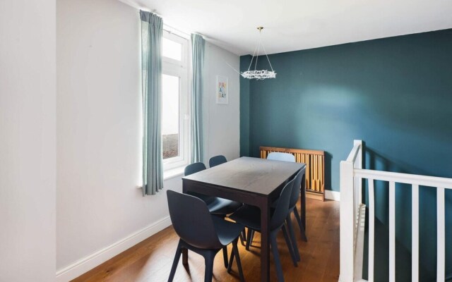 Beautiful & Vibrant 2BD Home w/ Balcony - Hackney!