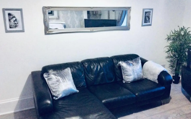 The Lion'S Den On Royal Street