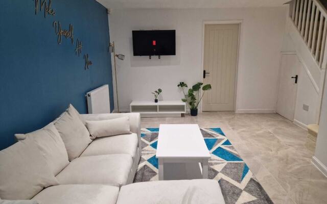 Stunning 3-bed Home Near City Centre, Chic Comfort