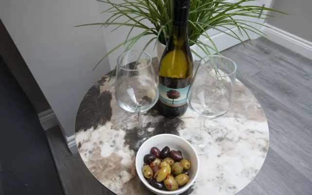 Elliot Oliver - Modern 2 Bedroom Town Centre Apartment