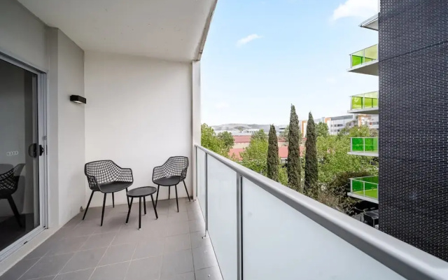 Lakeside 1-bed With A/c, Parking & Balcony