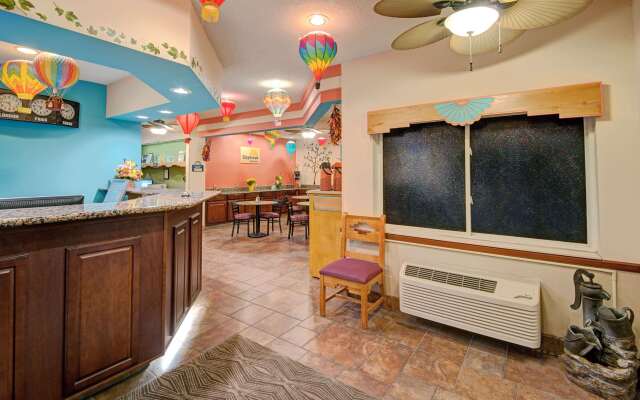 Days Inn & Suites by Wyndham Airport Albuquerque