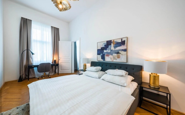 Deluxe Apartment With Parking and Office Next to the City Park