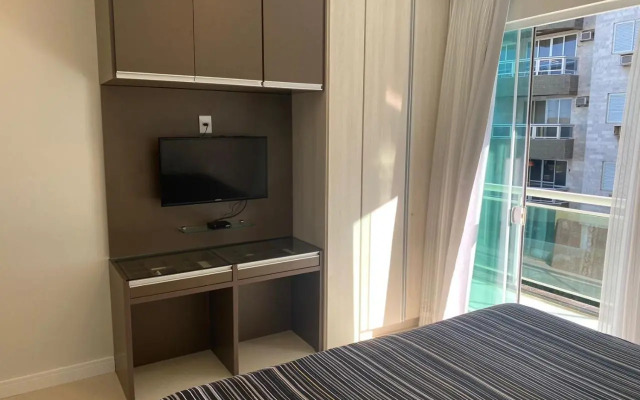 Apto 2 quartos com AR Cond, prédio frente p/ praia