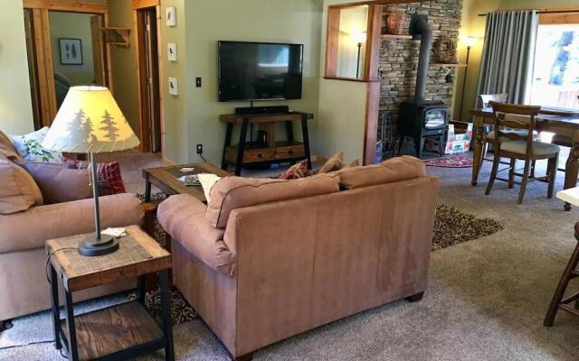 Mountain Pine Cabin - Sleeps 6 - Pet Friendly