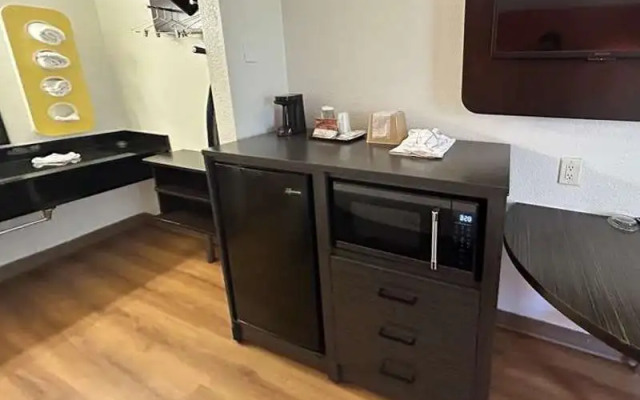 Studio 6 Suites - Riverside, Ca