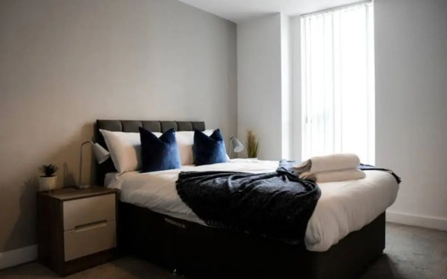 Spacious 2 Bedroom Flat with Balcony Close to Train Station