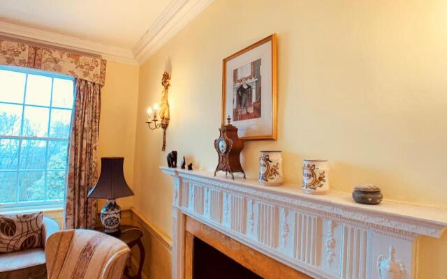 F2 Charming City Centre Apartment full of Character